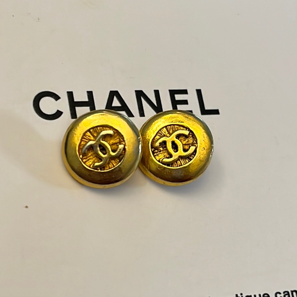 SOLD 💔 AUTHENTIC!! Lot Of 5 Chanel Vintage CC Buttons Gold 1990s